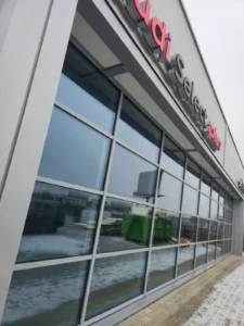 Realizacja duże okna w budynku usługowym Energodesign w Kaliszu