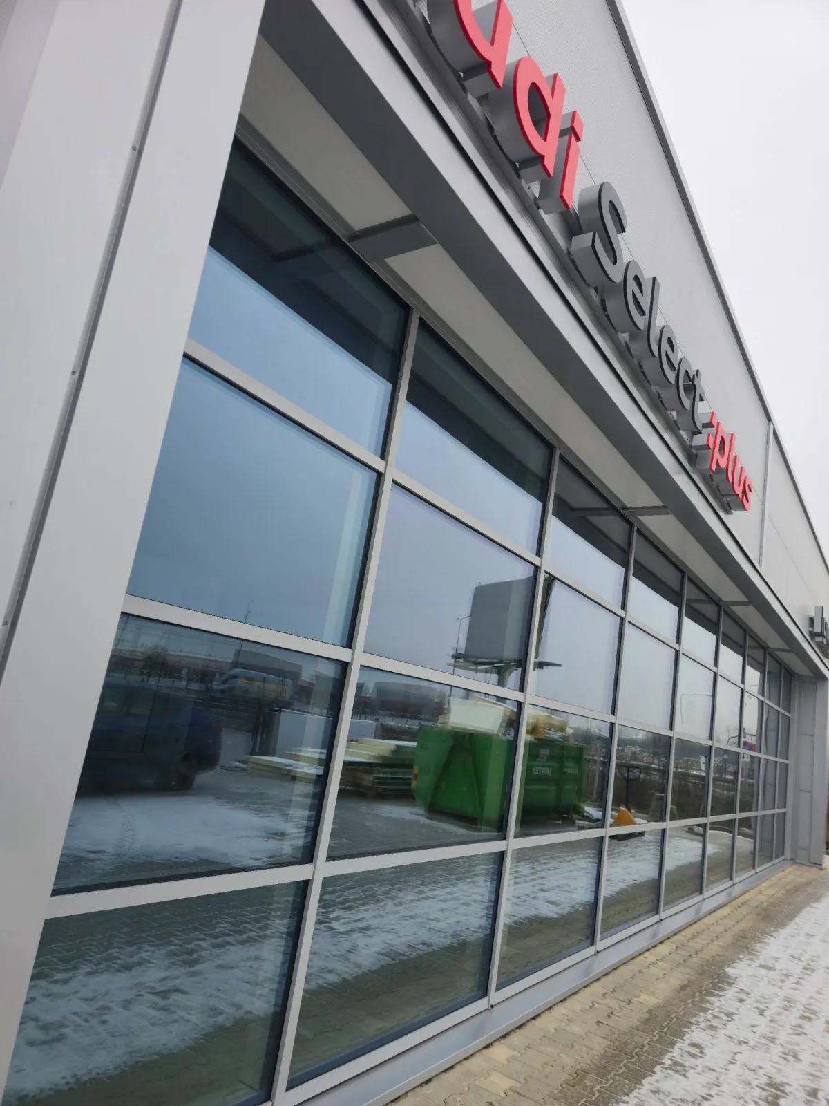 Realizacja duże okna w budynku usługowym Energodesign w Kaliszu