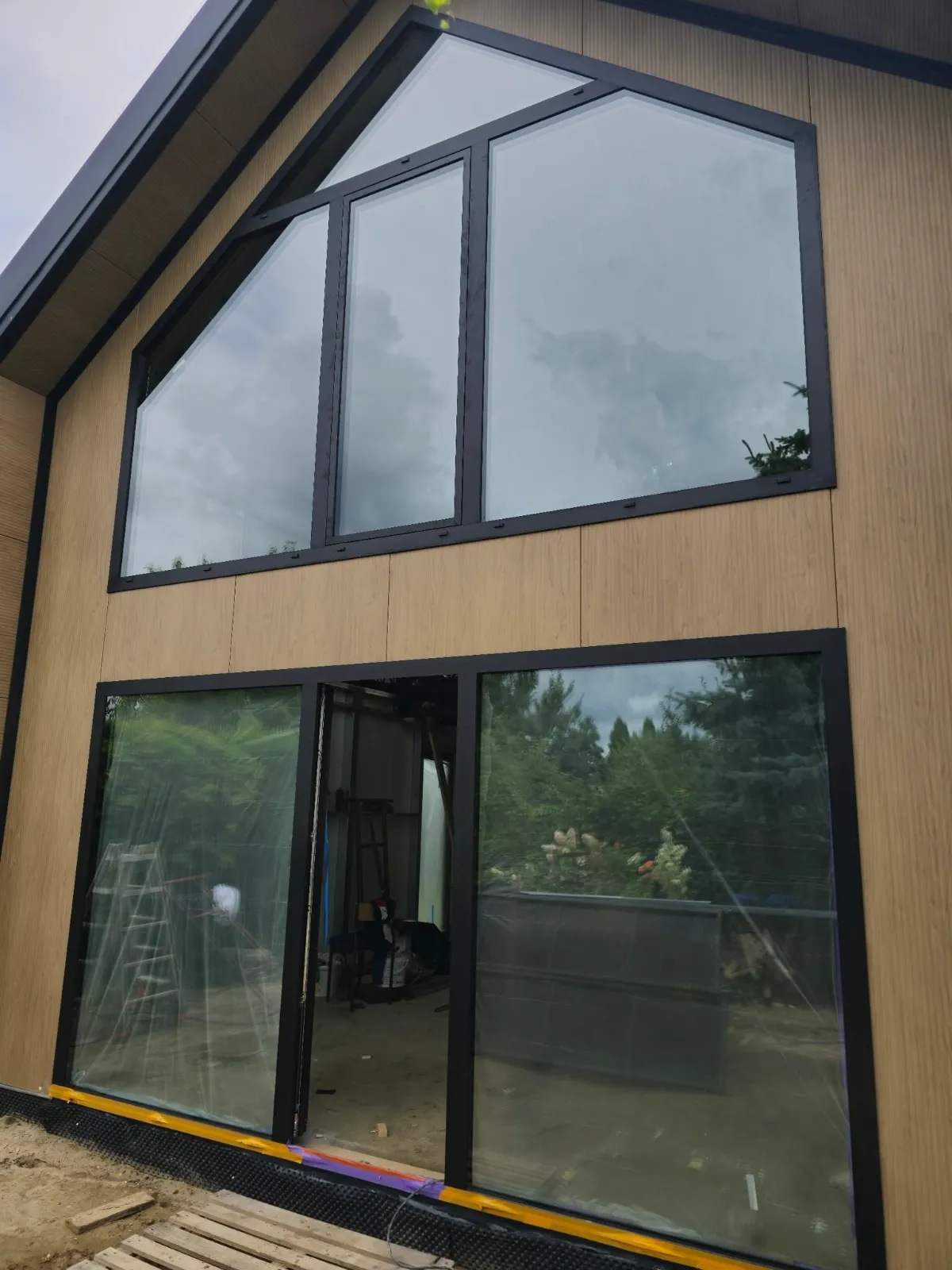 Realizacja szyby w domu stodole Energodesign w Kaliszu